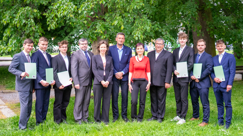 KLUCI MAJÍ ZA SEBOU MATURITU I CEREMONII foto